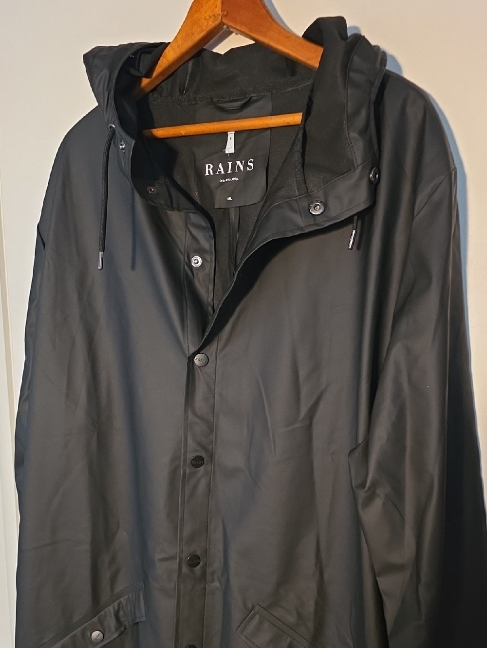 Rains Men's / Unisex Black Hooded Raincoat with Snap Front M / L   NWOT